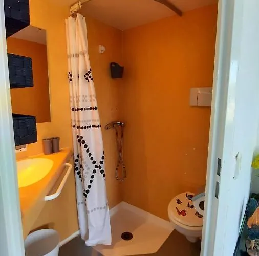 Restaurant Domaine De Sangayrac Отель Saint-Amans-des-Cots