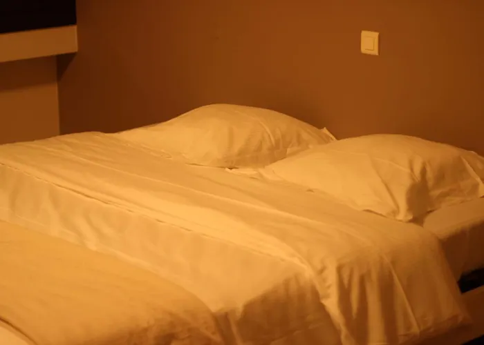 Restaurant Domaine De Sangayrac Отель Saint-Amans-des-Cots